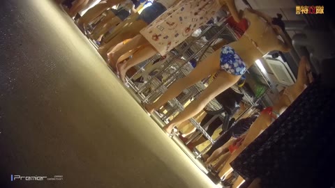         ヒョウ柄パンティーのセクシーな子の股の真下にカメラを投げてみた！！【幻 プール編 No.036】
    