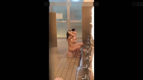         銭湯での裸
    