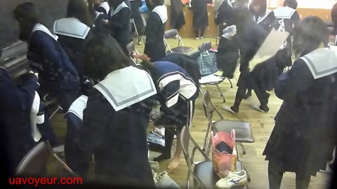         学校　音楽室で制服　集団生着替え
    