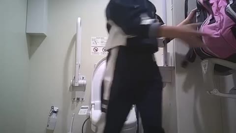         【しー級】②弾 自分からま〇こを近づけてくる女神！トイレ風景, 【若い娘限定】リアルパイパンから剛毛ちゃんまでいるトイレ風景
    