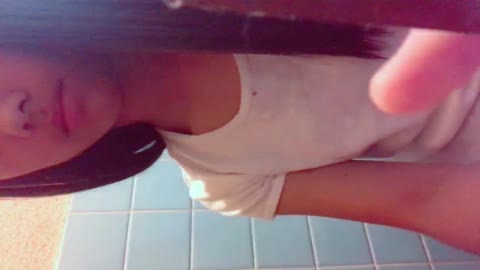         トイレで静かにＨな汁を垂らすＣ
    