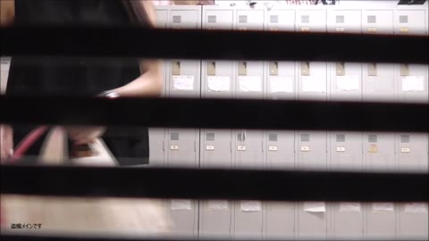         職場のロッカー更衣室で着替えOL
    