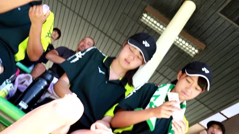         看護師が職場ロッカーで着替え
    