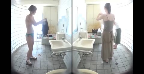         共同トイレで水着に着替え☆J●ちゃんたち
    