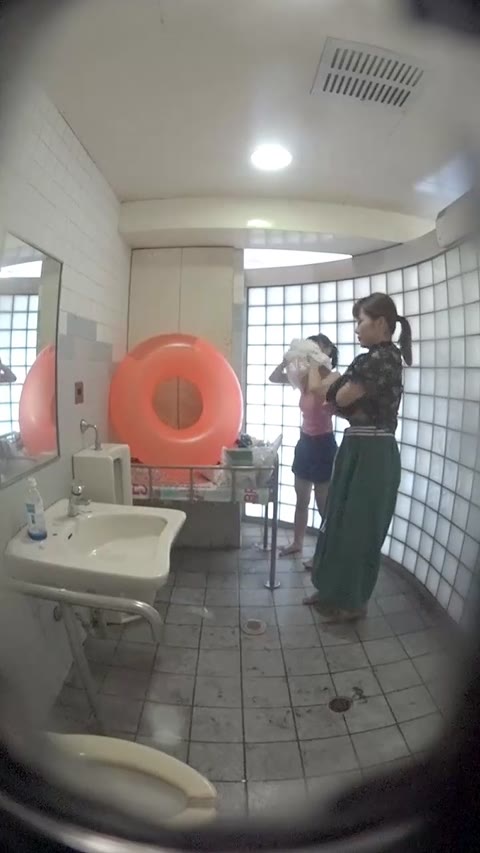         美〇女の若い子の共同トイレを覗いたらお着換えとおしっこまで海の共同トイレを撮ってきました！８
    