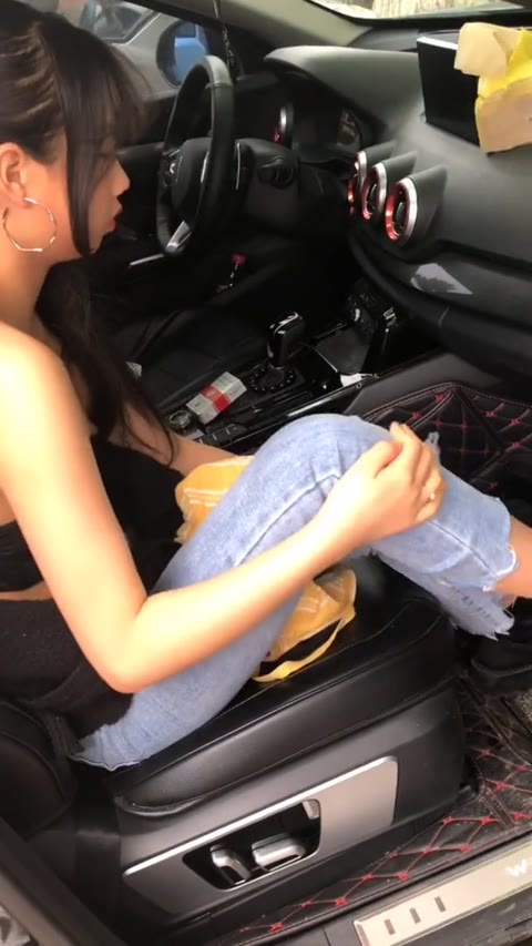         公園で露出モロバレｗ
    