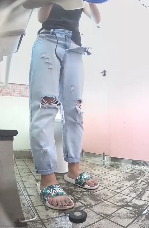         海の洋式トイレを撮ってみた！３２〇藤さん？森さん？〇沢さん！？
    