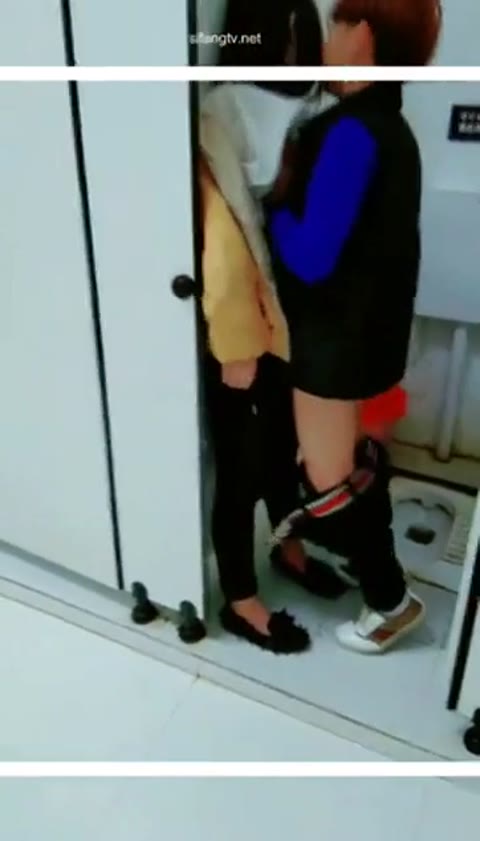         【覗いてみました】中華トイレでカップルが・・・
    