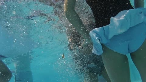         プールの中で乳首見せながら泳ぐ♥えす
    