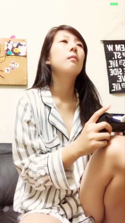         ゲームに夢中でチラリ
    