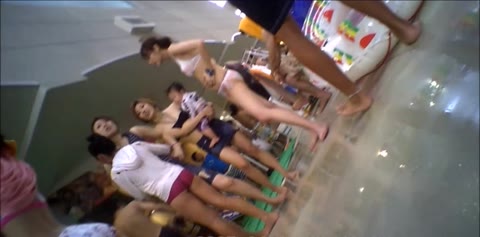         アイドル級のビキニに粘着
    