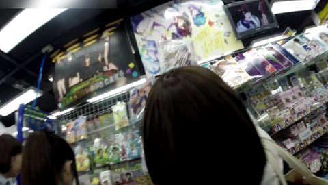         お友達との会話に夢中な女の子【FHD高画質】
    