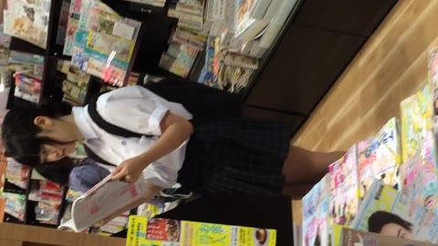         本屋でみつけた丸見えオパンツのｃやｋ、4作品
    