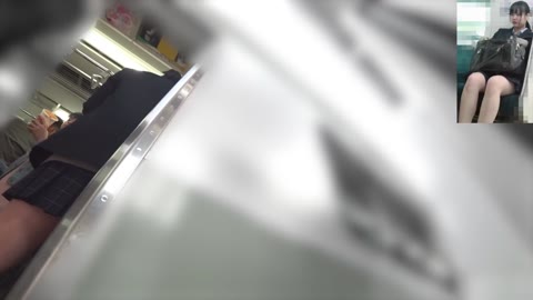         さかさんぽ No.030　激ヤバ神アングル！3度の大開脚鞄漁りを真下から…【顔出し】
    