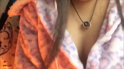         乳輪が綺麗な巨乳胸チラ見せ
    