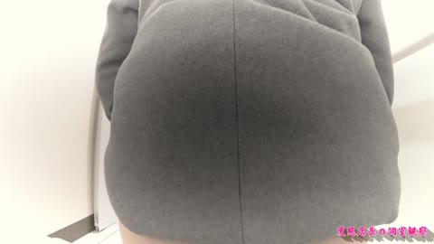         制服ｊ○の生着替え。トイレで私服に＆おしっこ放尿ｘ２本
    