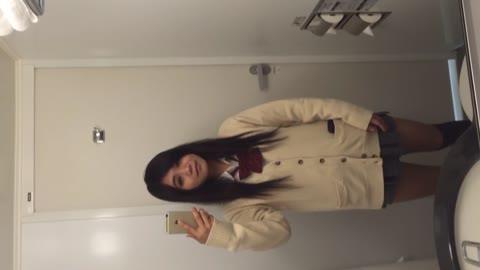         制服コス娘が通話でみせちゃう
    