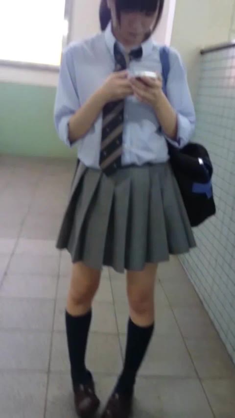         駅のホームでみつけた制服JKを舐めまわすように撮影
    