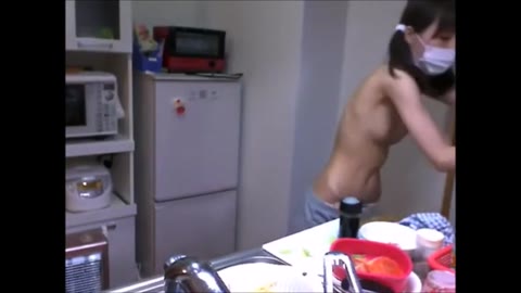         裸でお弁当を作りました
    