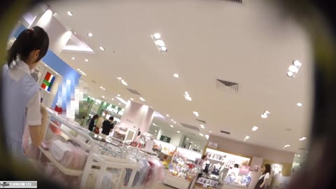         美人でフェロモン振り撒くエロ店員に近づき胸ちら＆パンチラ♪5作品
    