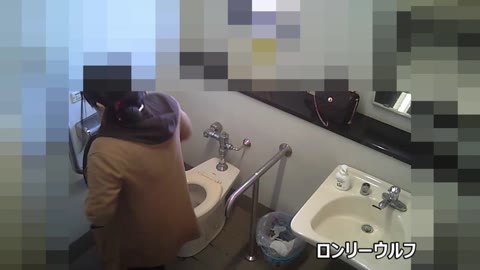         【ギャルも多い】某コンビニ★これはスゴい!! 店長が仕掛けた生々しい♥女子トイレ盗撮♥ 10
    