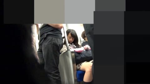         神様に感謝レベルの制服J◯！！何度もパンチラ！！
    