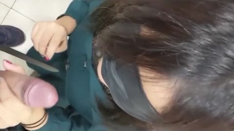         これは生々しい！カップルが我慢できずバックから挿入し、白いお尻にぶっかけるまで。
    