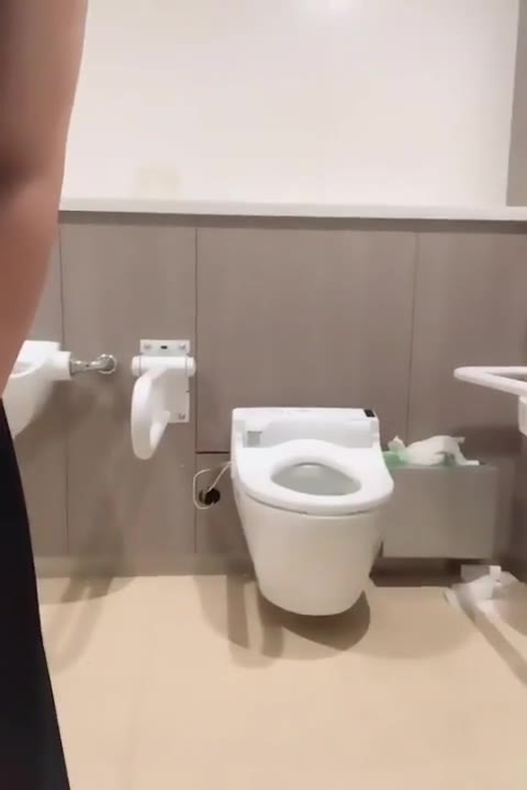         Cちゃん空港のトイレでこっそり
    