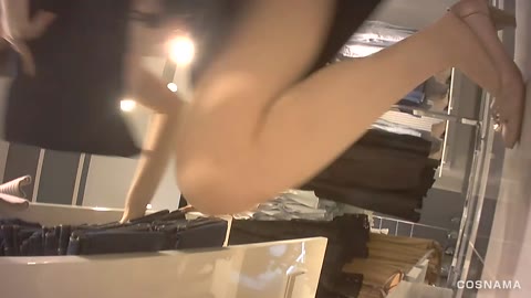         【靴屋美人店員】黒髪ロングヘアーの美人店員さんに靴を試着してもらってるところをローアングル盗撮
    