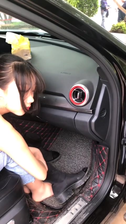         パイパン＆小ぶりオッパイ♪日焼け跡残る１０代の娘に大量中出し！他５本
    