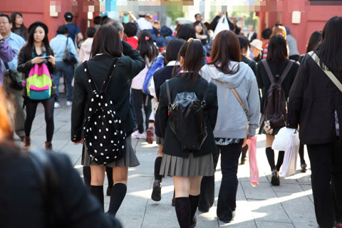        セーラー服の○学生にうっとり♪ショッピング街でパンツ見放題
    
