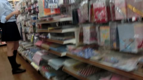         【鬼畜スカートめくり31】～白P食い込むお尻を丸出し9連続めくり～
    