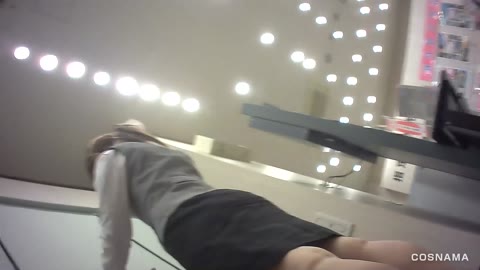         【旅行代理店】相談に乗ってくれた店員さん２人のしゃがみスカートの中にカメラを差し込んできた
    