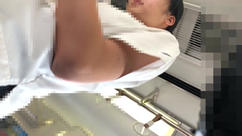         神すぎワロタ3！！無防備J◯パンチラ！胸チラも！
    