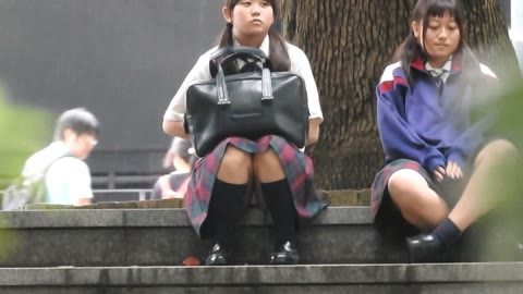         セーラー服の○学生にうっとり♪ショッピング街でパンツ見放題
    