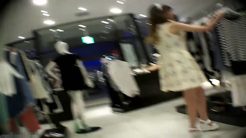         ぷるるんお尻がたまらんショップ店員ちゃんパンチラ
    