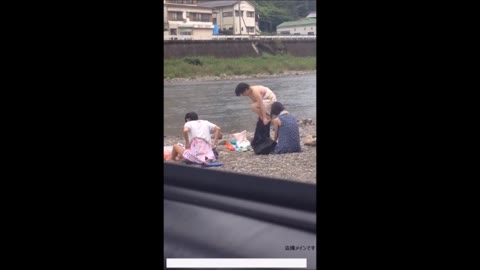         河原で堂々☆着替えるJ●たち②
    
