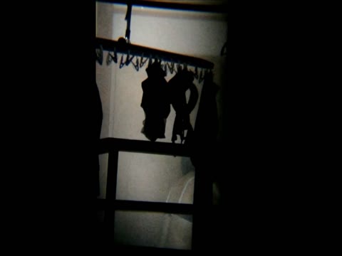         裸で洗濯物を取ってしまうカワイイJDさん
    