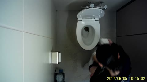         とある学校のトイレ風景
    