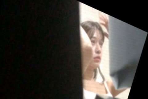         かわいいおねえさんが服を脱ぎ、シャワーを浴び、裸のまま髪を乾かす
    