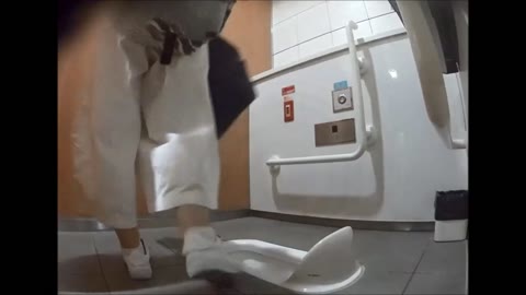         おしっこを我慢する美人女子
    