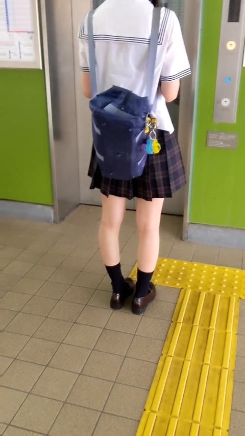         バレても見せつけてくる制服JK☆モデルクラスの美人痴漢☆えっちぃミニスカ制服ケイ逆さ！ほか６作品
    