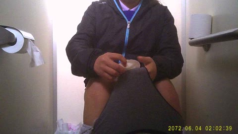         テニス大会トイレ77　大開脚！！マ〇コ丸見え！！そんなに足を広げなくても・・( ﾟДﾟ)
    