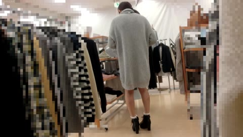         パンブラ丸見え！超絶可愛い笑顔で接客中に晒したほぼ下着姿の過激パンチラたっぷり盗撮
    