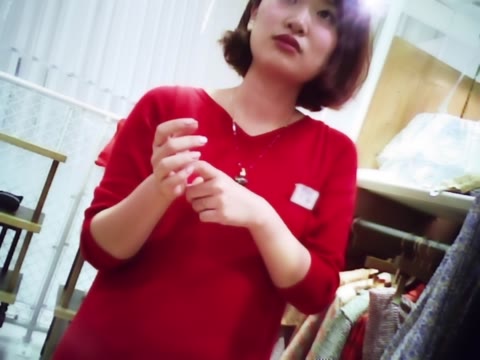         試着室お着替え 店員さん 赤ワンピ
    