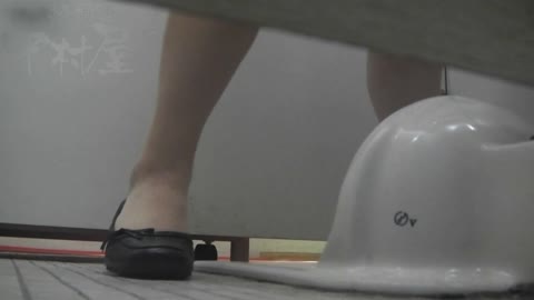         マ○コ丸見え！第三体育館潜入撮File004
    