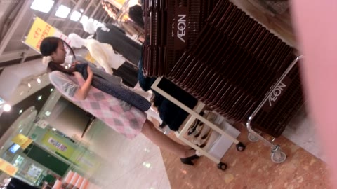         撮☆Pもブラも同時に堪能！ロリ店員の下着一丁姿が丸見え！可愛い顔で無防備全開M字まで披露した卑猥パンチラじっくり盗撮
    