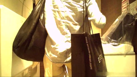         おしっこを我慢する美人女子７
    