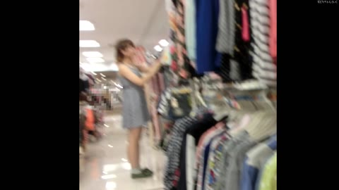         ロリ体系店員のハミ出す下乳と食い込パンツがエロい！可愛い顔から無防備M字で卑猥な股間もじっくりパンチラ盗撮
    