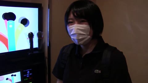         高１で９３Ｇカップ巨乳をカラオケ室内で全裸にした
    